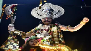 प्रयागराज में एक रावण दो श्रीराम से करता है युद्ध। जागरण आर्काइव
