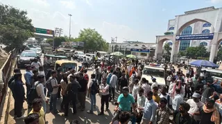 मौलाना मजहरुल हक अरबी एवं फारसी विश्वविद्यालय के सामने सड़क जाम करते छात्र। जागरण