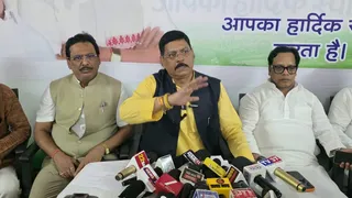धनबाद महानगर कांग्रेस के अध्यक्ष संतोष सिंह (बीच में)। ( फाइल फोटो)