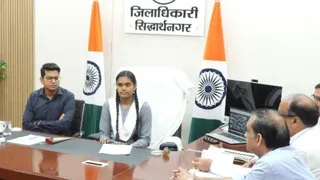 कलेक्ट्रेट सभागार में एक दिन की जिलाधिकारी बनी श्रेया पांडेय के साथ डीएम शिवशरणप्पा जीएन दाएं। जागरण