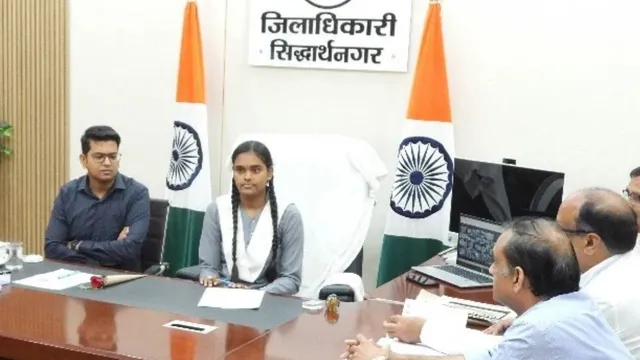 यूपी बोर्ड दसवीं की टॉपर श्रेया बनीं एक दिन की डीएम, बेटी को कुर्सी पर बैठा देख पिता ने बताई असली खुशी

