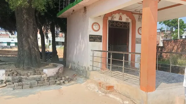 UP: संतकबीरनगर के बगहिया वार्ड में सुविधाओं की कमी, बांस के सहारे पहुंच रही बिजली
