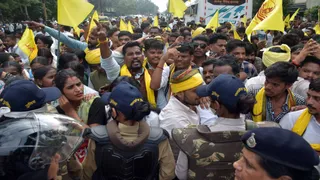 आदिवासी छात्रों ने उग्र प्रदर्शन किया। (फोटो- जागरण)