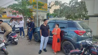 चेन लूट के बाद खड़े दंपती।