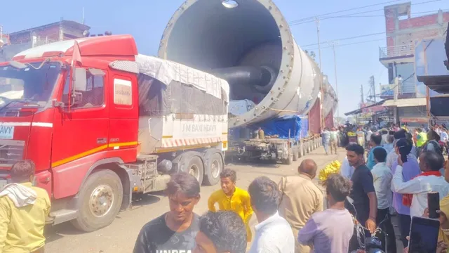 308 पहियों वाला 'महाबली' ट्रक श्रावस्ती पहुंचने पर थम गया शहर का ट्रैफिक, 200 टन की मशीन देखने के लिए बेताब हुए लोग
