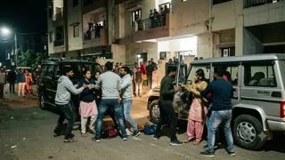 कैफे कर्मचारियों का अपहरण (यह तस्वीर AI की मदद से बनाई गई है। )
