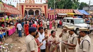 महिला को बातों में उलझाकर उड़ाए सोने के जेवर (एआई जेनेटेड तस्वीर)