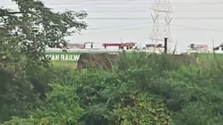 बंडामुंडा के ए केबिन और डी केबिन के बीच रविवार अहले सुबह करीब दो बजे से ही लगभग दो दर्जन (24) जंगली हाथियों का झुंड पटरियों पर डटा रहा।