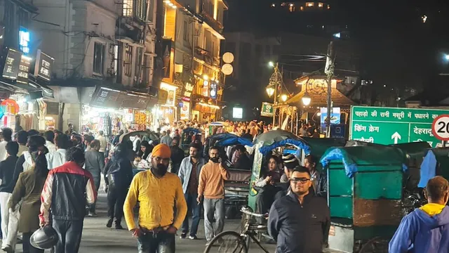 मसूरी में छुट्टियों का आनंद: दिन में सामान्य, शाम को बाजारों में पर्यटकों की रौनक
