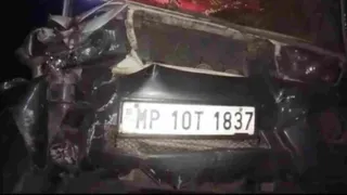 हादसे के बाद क्षतिग्रस्त वाहन।