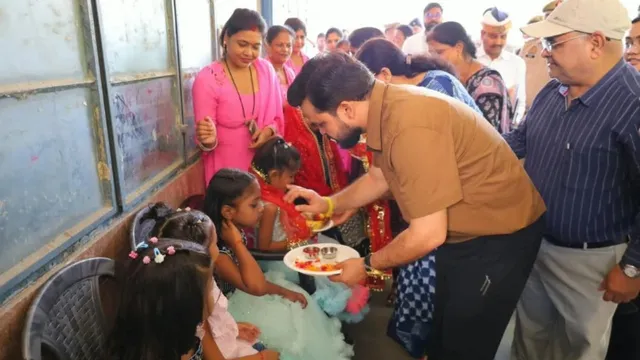 रामपुर डीएम अजय कुमार द्विवेदी ने किया कन्या पूजन, पिंक समाधान दिवस में 9 शिकायतों का निस्तारण