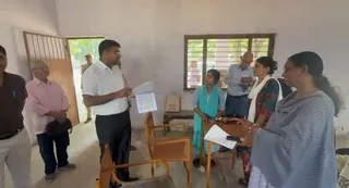 डीएम और एडीएम ने 20 से अधिक बूथों का निरीक्षण कर परखी व्यवस्था। जागरण