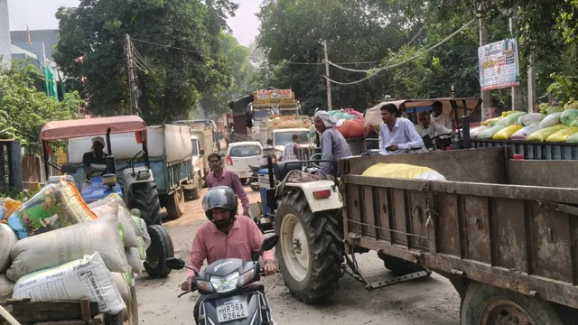 रेवाड़ी अनाज मंडी में किसानों की परेशानी जारी, टोकन के लिए लंबा इंतजार
