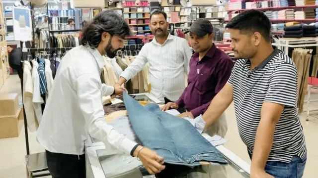 फिरोजाबाद में दीपावली से पहले रेडीमेड बाजार में रौनक, ब्रांडेड कपड़ों की बढ़ी मांग; अभी से खरीदारी कर रहे लोग
