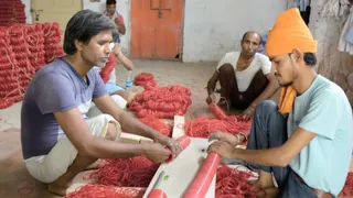 चूड़ी कारखाने में काम करते कारीगर: जागरण आर्काइव