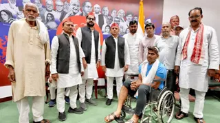 सपा की तरफ से पीड़ित परिवार को एक लाख रूपये की आर्थिक मदद
