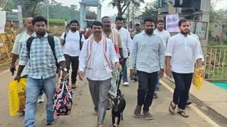 गांव के बाहर वाहनों का पड़ाव, वहां से मिलेगा आटोरिक्शा।