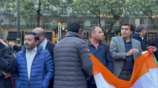 एसआईआर के विरुद्ध लंदन में प्रदर्शन, सरकार समर्थकों ने किया विरोध (फोटो- एएनआई)