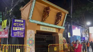 कोलकाता के दुर्गापूजा पंडालों की भीड़ के पीछे बड़ा गणित (फोटो- PTI )