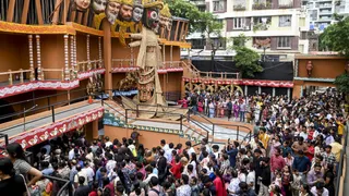 कोलकाता के चेतला अग्रणी पूजा पंडाल में टला बड़ा हादसा(फोटो: पीटीआई)