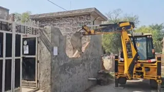 नशा तस्कर की अवैध प्रापर्टी को गिराते हुए प्रशासन का बुलडोजर।
