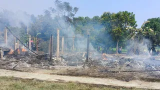 मुजफ्फरपुर में युवक की हत्या के बाद आरोपित का आक्रोशितों ने इस तरह घर फूंक दिया।