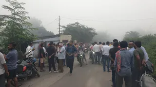 घटनास्थल पर जुटी लोगों की भीड़ और जांच करती पुलिस