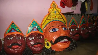 इस बार पर्यावरण का ध्यान रखते हुए आवाज वाले पटाखों के बजाय रंग-बिरंगी फुलझड़ियों का उपयोग किया जा रहा है।