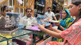 रामघाट रोड स्थित शोरूम पर चांदी की मूर्ति व बर्तन पसंद करते हुए रामबाग निवासी डा. तनु सिंह व सुनीता सिंह। जागरण