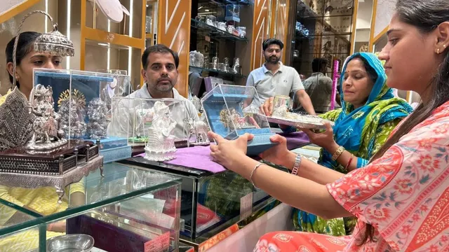 कीमतों में गिरावट से चांदी बाजार में रौनक: गोल्ड व एंटिक पॉलिश मूर्तियां, चांदी राम दरबार बने आकर्षण
