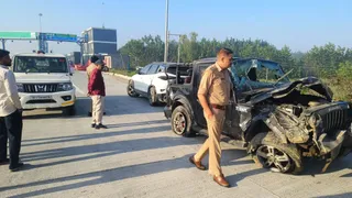 थार गाड़ी का मुआयना करते पुलिस अधिकारी।