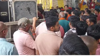 साउंड सिस्टम जब्ती के दौरान जुटी स्थानीय लोगों की भीड़।