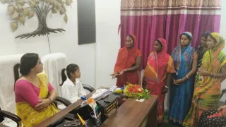 मुख्य पार्षद की कुर्सी पर बैठी बच्ची। फोटो जागरण