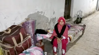पाकबड़ा के शनिवार का बाजार स्थित ससुराल के बाहर चारपाई पर बैठी गुलिस्ता। जागरण