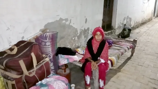 लव मैरिज के 1.5 साल बाद ससुराल के बाहर हथौड़ा लेकर बैठी महिला, एंट्री न मिलने पर काटा बवाल
