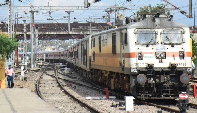 कोहरे के कारण 3 माह तक कैंसिल रहेंगी 18 ट्रेनें; UP, बिहार, बंगाल रूट के यात्रियों को होगी परेशानी 
