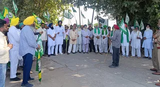 डेराबस्सी में विधायक के आवास के बाहर नारेबाजी करते किसान।