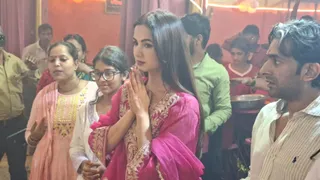 मैनपुरी में मां शीतला मंदिर में पूजा करतीं अभिनेत्री सोनल चौहान।