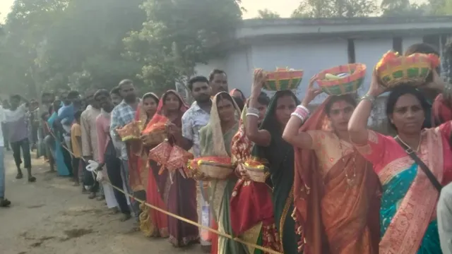 आस्था का सैलाब, व्यवस्था में चूक, बांका के तिलडीहा दुर्गा मंदिर में डेढ़ किमी कतार, ड्यूटी से 12 दंडाधिकारी गायब
