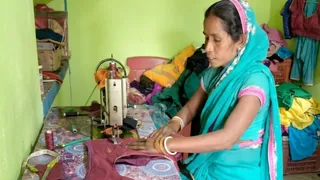 सिलाई करतीं चुन्नी देवी। (जागरण)