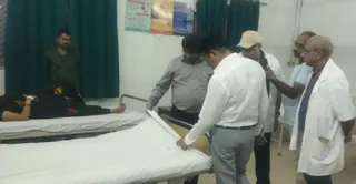 कांशीराम अस्पताल रामादेवी में पहुंचे डीजी हेल्थ डाॅ. पवन कुमार अरुण। मरीज के लिए डाली गई फटी गंदी चादर देखते हुए । जागरण