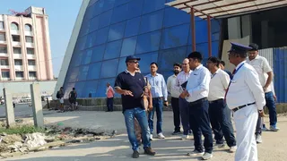 गया जंक्शन पर यात्री सुविधाओं का जायजा लेते डीआरएम। जागरण