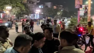 रविवार आधी रात युवती के मिलने पर मौके पर पहुंची पुलिस और भीड़।