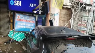 देवघर में अनियंत्रित कार एटीएम में घुसी, बोर्ड और गेट टूटा; पुलिस हिरासत में ड्राइवर