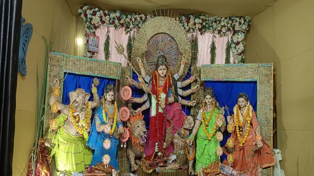 Dhanbad Durga Puja: पेंसिल के छिलकों से मां दुर्गा का दिव्य रूप, बरमसिया में अनोखी प्रतिमा बनी आकर्षण का केंद्र
