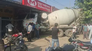 जाखल में मुथूट गोल्ड लोन ब्रांच में घुसा बेकाबू ट्रक, गेट-दीवार क्षतिग्रस्त।