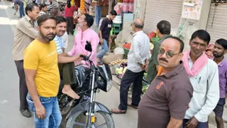 फिरोजाबाद में सर्राफ के शोरूम के बाहर जुटे लोग।