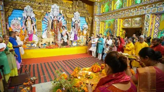 बंगाल में दुर्गा पूजा की धूम। (फोटो- एएनआई।)