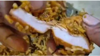 चावल में मिले चिकन के टुकड़े।