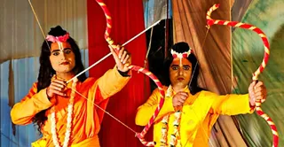 ऋषि आश्रम की रामलीला में राम की वेष में (बाएं) राकेश व लक्ष्मण की वेष में शुभम। जागरण